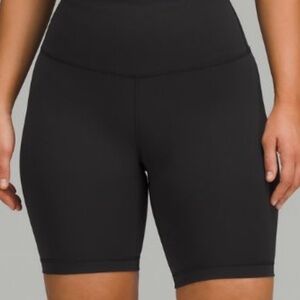 Wunder Train High-Rise Short 8" *Contour Fit
Black size 6